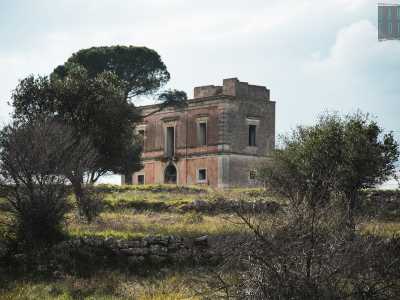 La visitammo tre anni fa, attratti dalla sua posizione, situata com�� su un�altura che domina la statale 100...